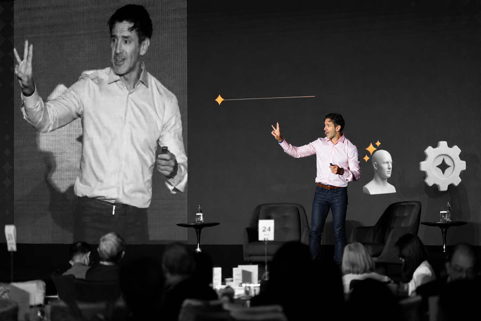 Oseas Ramírez Assad on stage.